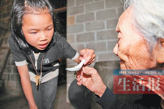 岁留守女童坚持上学还要照顾103岁的曾祖母(图