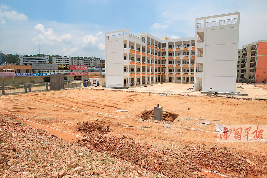 正文  南宁市桃花源小区居民入住好几年了,但由开发商投资建设的小学