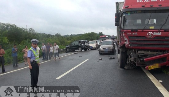 g72泉南高速柳州往南宁方向8车追尾 3人受伤(图)