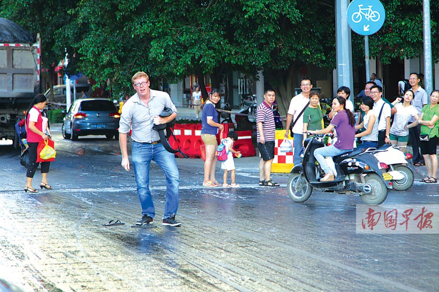 南宁民主路上路人被施"定身术" 沥青油粘住市民鞋-广西新闻网