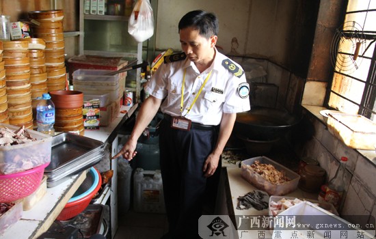 南宁市食药监管局严打餐饮业无证经营行为(图