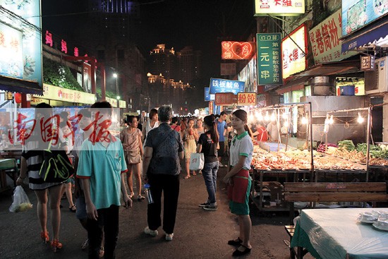 南宁中山路夜市和小区乱停车占用消防通道整治