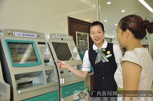 农行南宁古城支行积极做好客户引导服务工作