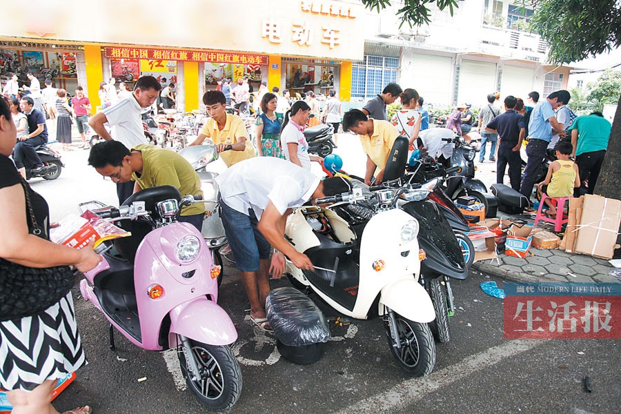 南宁超标电驴上演最后疯狂 坐地起价顾客叹伤