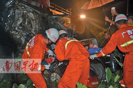 一轿车在灵山县檀圩镇撞断桥护栏坠下 致2死1重伤