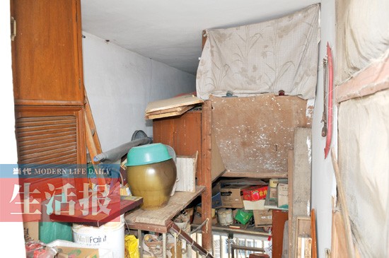 住户长年在顶楼违规搭建棚舍养鸡种菜 邻居忍