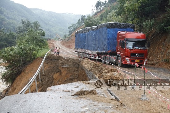 疏通道路抢修电缆灾区消毒 贵港全力以赴抗洪