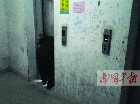 南宁两个小区业主遭遇电梯惊魂 因维保不到位