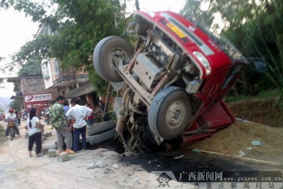 浦北一超载货车压塌涵桥四脚朝天