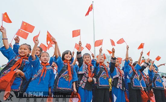 欢庆新中国64华诞 南宁市民畅谈爱国情