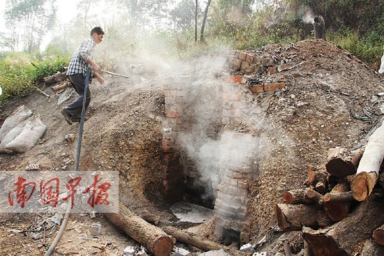 《城郊烧炭熏得小区居民搬家》后续 罗村非法土窑"灰飞烟灭 南宁市经