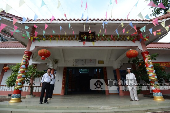 京族哈亭祭拜海神 古老独弦琴震撼四海宾朋(组图)