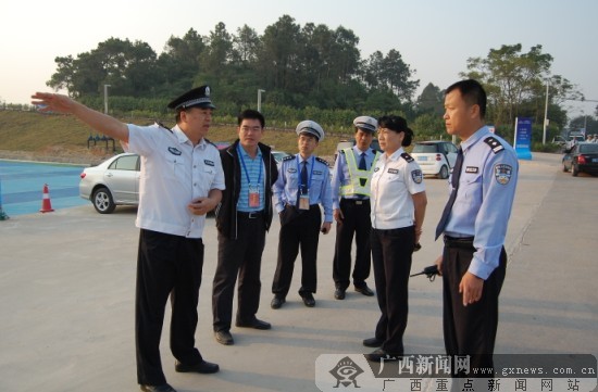 钦州市公安局党委副书记,副局长郭晓红,副局长周武在蚝情节现场指挥