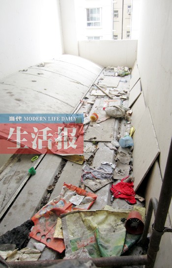 3楼搭棚"抗议"楼上丢垃圾 4楼住户:像住在垃圾堆