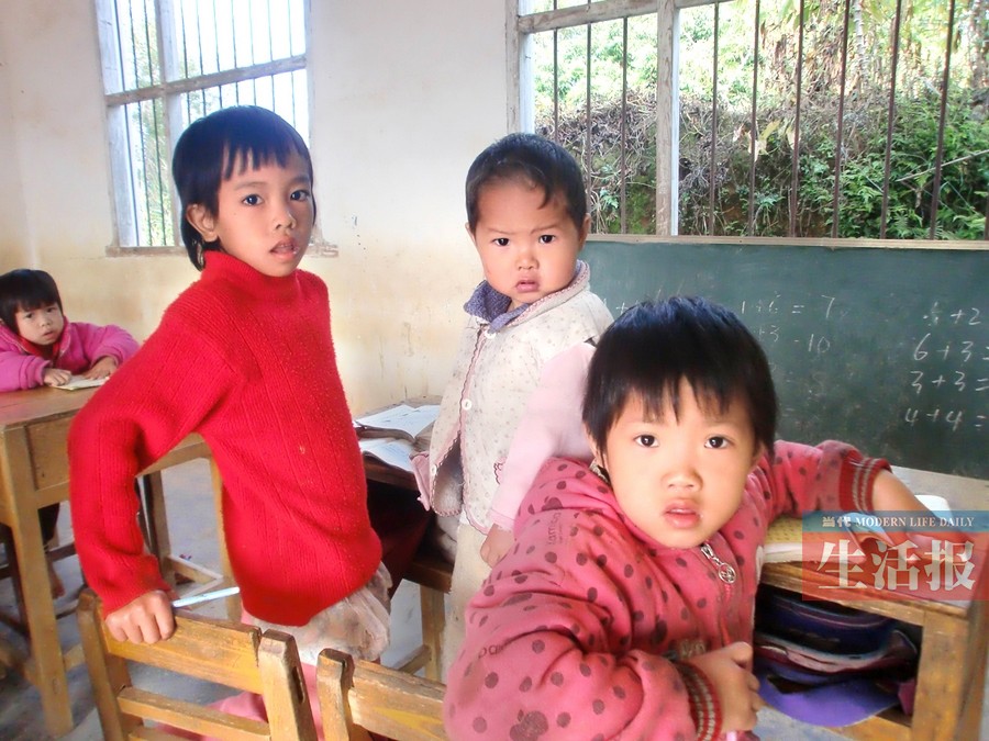 梧州藤县一<em>小学</em>剩1名老师2名<em>学生</em> 不少人旁听