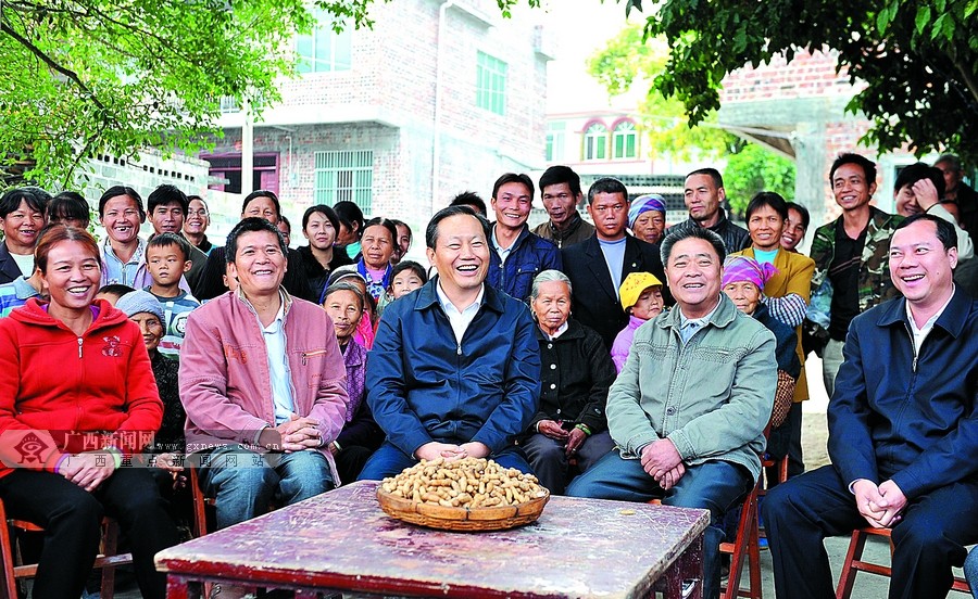 在田阳县坡洪镇央律村骆谷屯村头的大榕树下,自治区党委书记,自治区