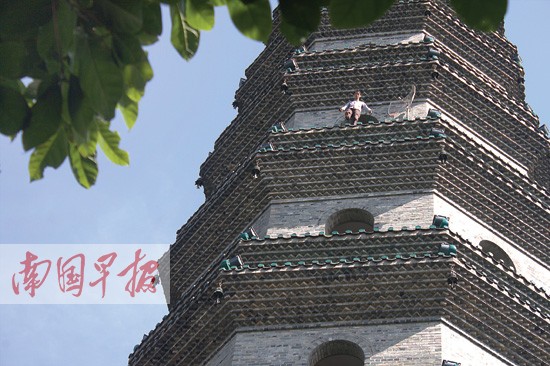 男子爬上青秀山风景区龙象塔欲轻生 救援人员苦劝-广西新闻网