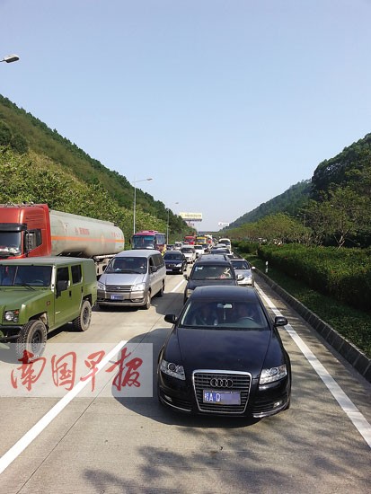 南宁机场高速公路车祸致堵113人未赶上航班(图