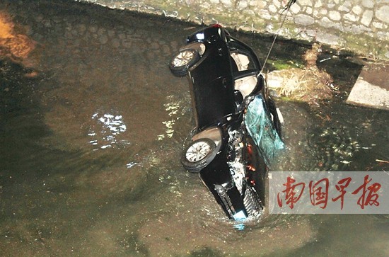 轿车坠河尾箱现男尸桂林警方破获一起抢劫杀人