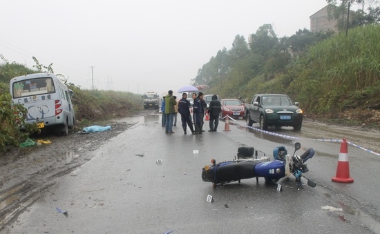 市出现连续降雨天气,由于雨天路面湿滑,导致辖区内道路车辆事故频发