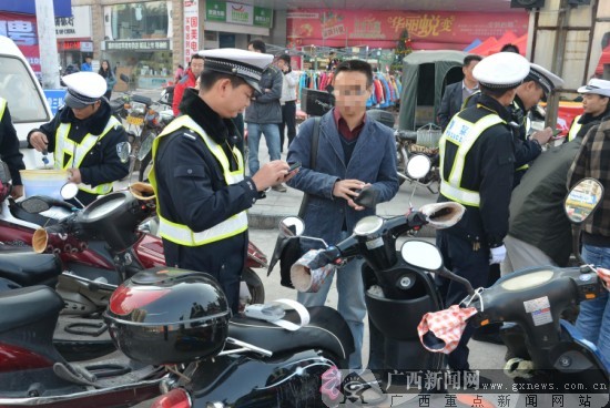 钦州交警突击查处电摩违章