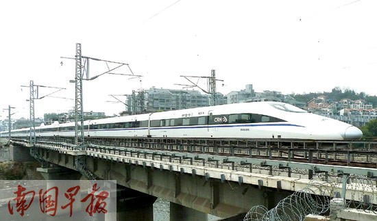 张孟君 邓振福 文/图  12月28日12时15分,随着一声汽笛鸣响,g530次
