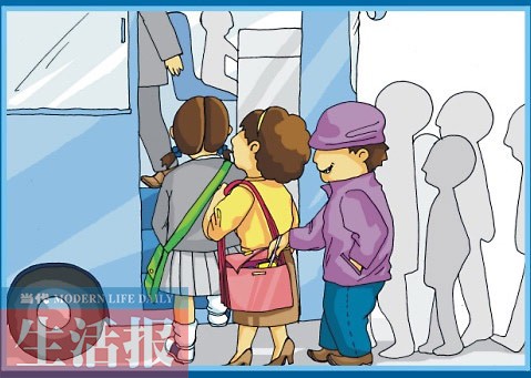 抱大腿、瞎溜达、凑热闹 坐公交提防这些扒窃伎俩
