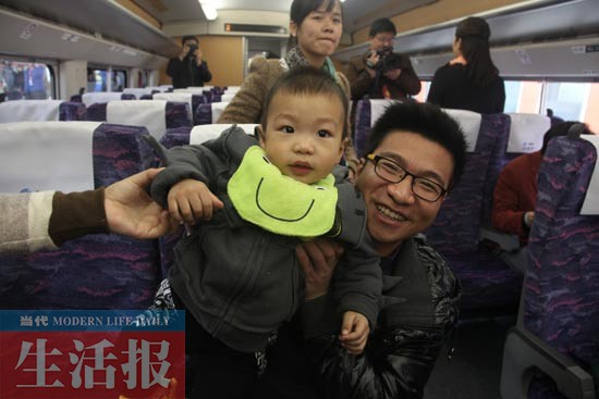 记者乘坐动车“直播”:旅客按捺不住喜悦纷纷拍照