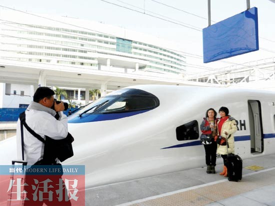 记者乘坐动车“直播”:旅客按捺不住喜悦纷纷拍照