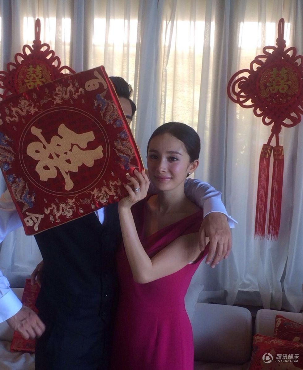 杨幂刘恺威<em>婚礼</em>前露面 新娘脚<em>踩</em>15厘米高跟鞋