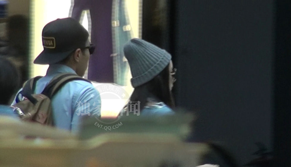 杨幂婚后首度现身新加坡 衣着宽松与刘恺威逛超市