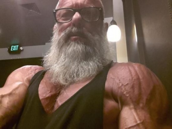 真实版龟仙人!62岁大爷晒劲爆肌肉照,身材好到爆.