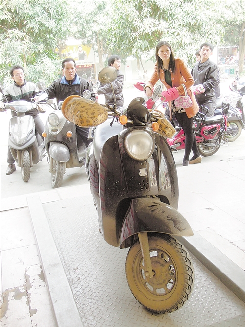 闹心 市民急为 电驴 上牌 贴心 交警延长服务时