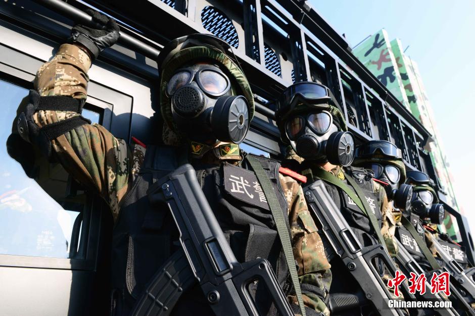 现场直击:武警特战队员全副武装实战演练(组图)