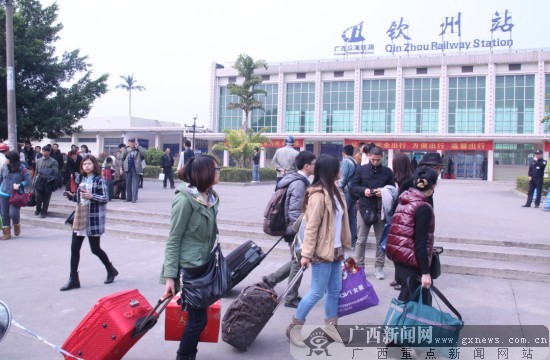 乘坐动车抵达钦州的旅客.广西新闻网记者 徐世杰 摄