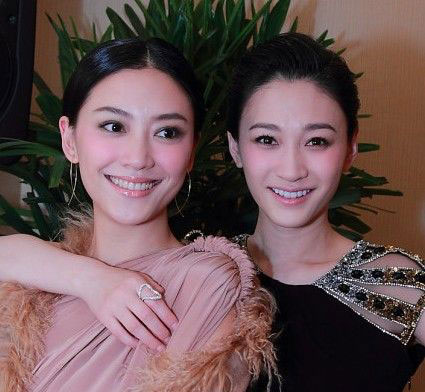 这两位长得都很耐看,李小冉明显比应采儿脸小