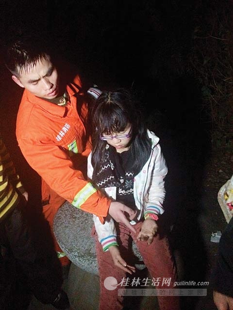 <em>桂林姐妹</em>俩鹦鹉山探险被困 消防搜救3小时救出