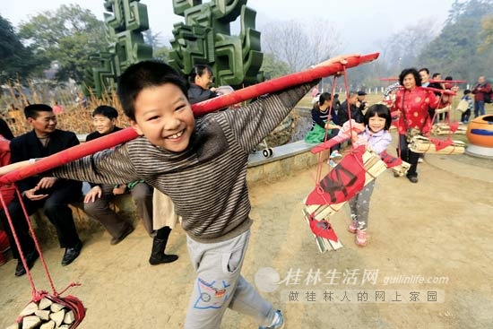 大年初一桂林市区各大公园景区掀起马年欢乐风
