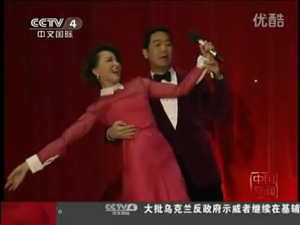 马年春晚张国立搂董卿热舞被删片段曝光-广西新闻网