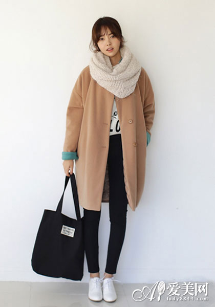 大衣+围巾玩转撞色 诠释活力青春感