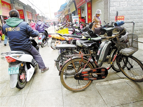 菜市场边乱停车 市容环境受考验