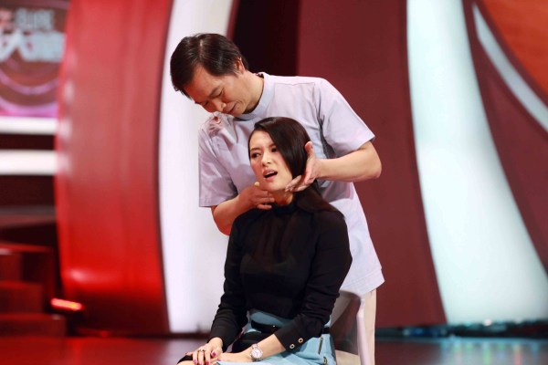 《大脑》评委席掀 舌战 整形师为章子怡按摩