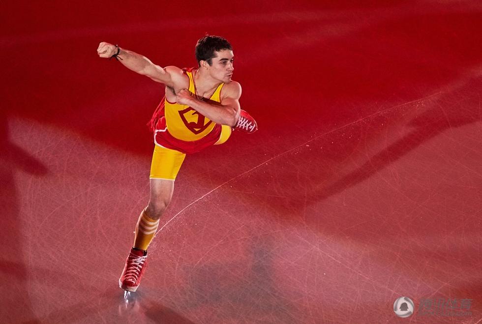 花滑表演赛唯美感人 超人扮相惹全场轰动(图)-