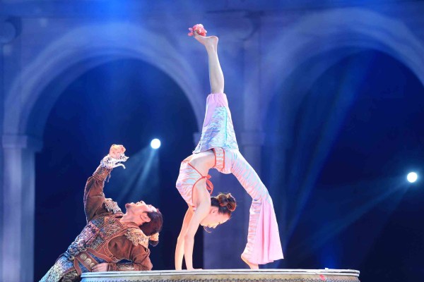 《<em>达人秀</em>》尹<em>中华</em>夺冠:无法接受重复自己-广西