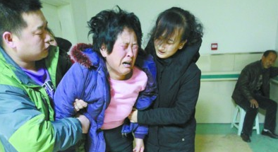 马路上拍婚纱照被撞 准新娘重度昏迷(图)