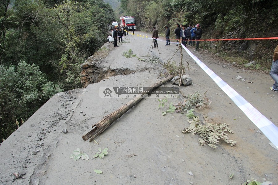 广西河池南丹县吾隘镇那地路段发生一起交通事
