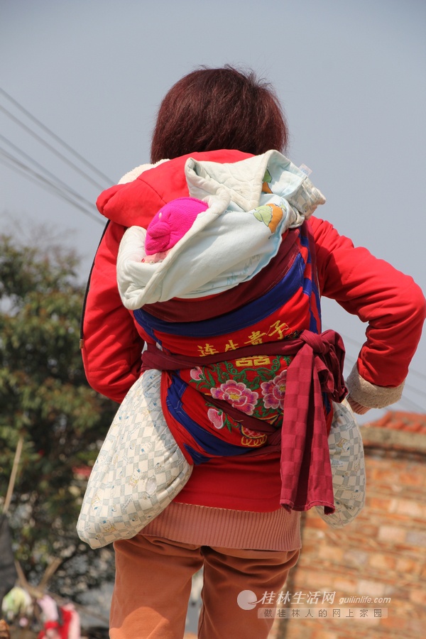 临桂瓮潭村刺绣背带美观实用 但是销售却很有