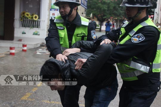 为师生编织校园安全网 巡警进校园开展防暴演练