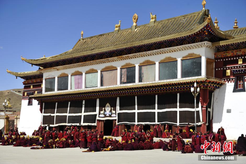 实拍四川阿坝格尔登寺的僧侣和信教民众