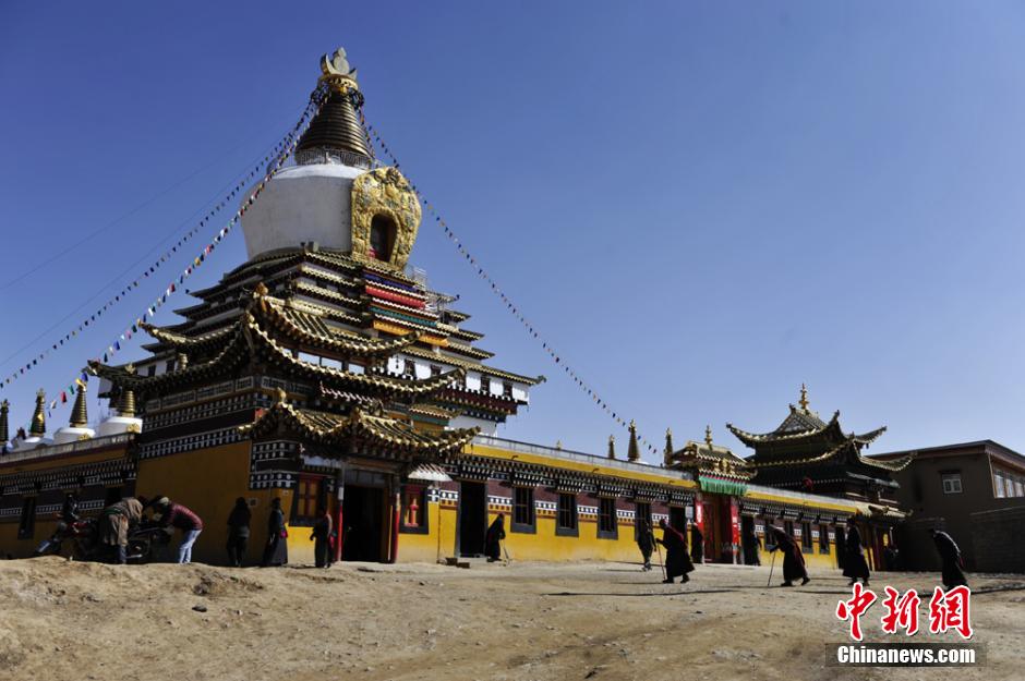 实拍四川阿坝格尔登寺的僧侣和信教民众